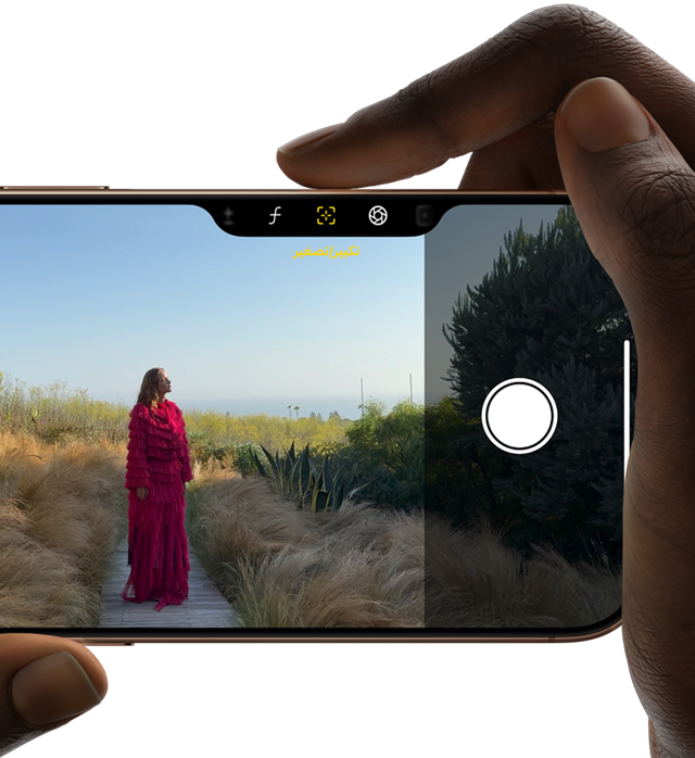 وحدة التحكم في الكاميرا في iPhone 16 Pro‏ مع إصبع أيمن يمرر على جانب الجهاز لضبط عمق المجال